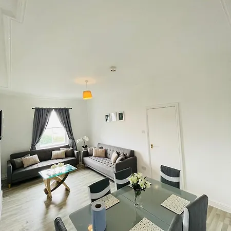 Flat 2 Eskholme - *